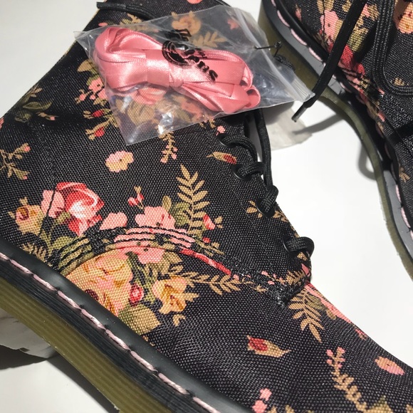 🚫SOLD🚫Dr. Martens floral fabric size 9 - Picture 3 of 6